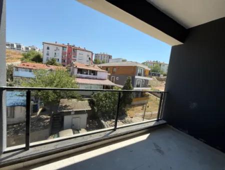 Seferihisar Devlet Hastanesi Yakınında, Geniş Kullanım Alanlı, Sıfır 2+1 Satılık Daire