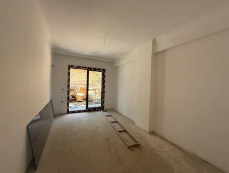 Seferihisar Devlet Hastanesi Yakınında, Sıfır, Kullanışlı Planlamalı 2+1 Satılık Daire