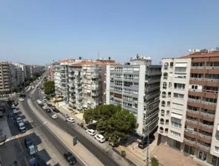 Göztepe Stadı Karşısında Cadde Üzeri 3+1 130 M2  Full Tadilatlı Otoparklı