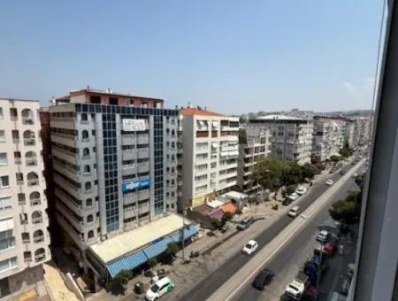 Göztepe Stadı Karşısında Cadde Üzeri 3+1 130 M2  Full Tadilatlı Otoparklı