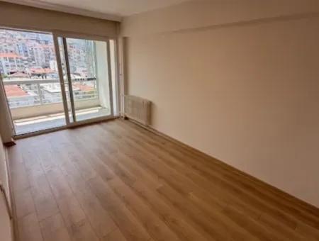 Göztepe Stadı Karşısında Cadde Üzeri 3+1 130 M2  Full Tadilatlı Otoparklı