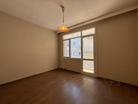 Alsancak Dutlu Sokakta 3.Kat 2+1 Kiralık Fırsat Daire.