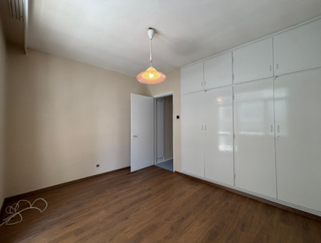 Alsancak Dutlu Sokakta 3.Kat 2+1 Kiralık Fırsat Daire.
