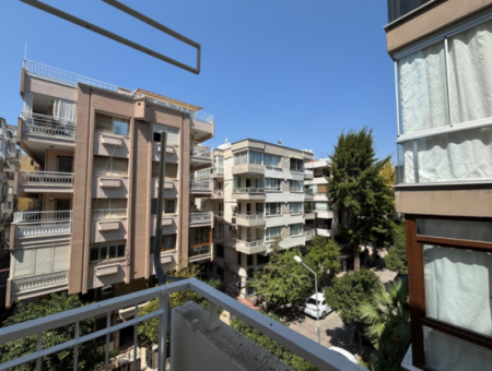 Alsancak Dutlu Sokakta 3.Kat 2+1 Kiralık Fırsat Daire.