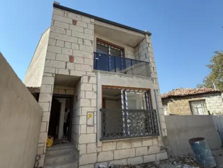 Seferihisar Camikebir Mahallesi’nde Satılık Sıfır Müstakil Villa – Şehir Merkezinde Bağımsız Yaşam