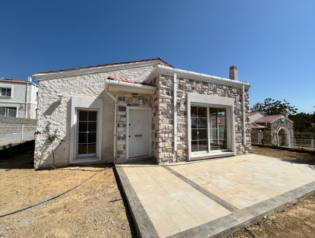 Seferihisar İhsaniye Köyünde Modern Mimariyle Taçlandırılmış Satılık 3+1 Villa