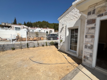 Seferihisar İhsaniye Köyünde Modern Mimariyle Taçlandırılmış Satılık 3+1 Villa