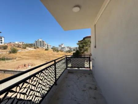 Seferihisar Gözsüzler’de Köşe Konumda Satılık 2+1 Daire
