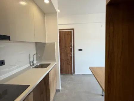 Urla Gülbahçe’de Havuzlu Site İçerisinde Satılık Sıfır 1+1 Daire