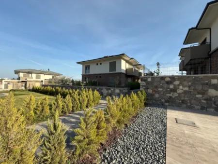 Urla Gülbahçe’de Havuzlu Site İçerisinde Satılık Sıfır 1+1 Daire