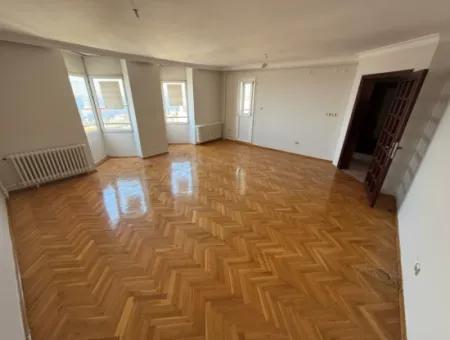 İzmir’in En Prestijli Sitelerinden Tibaş Sitesinde, 7. Katta Yer Alan 130 M² Ferah Daire Kiralık!