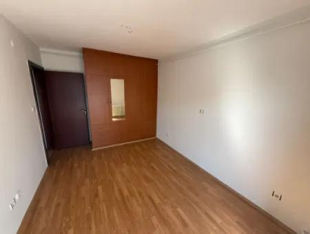 İzmir’in En Prestijli Sitelerinden Tibaş Sitesinde, 7. Katta Yer Alan 130 M² Ferah Daire Kiralık!