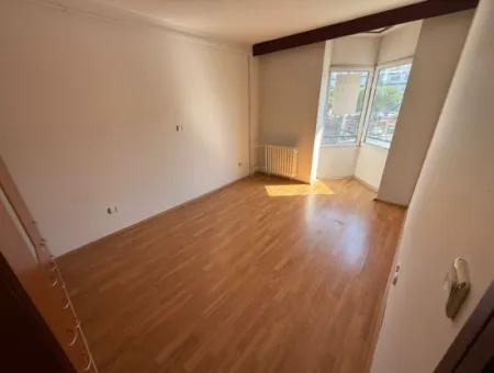 İzmir’in En Prestijli Sitelerinden Tibaş Sitesinde, 7. Katta Yer Alan 130 M² Ferah Daire Kiralık!