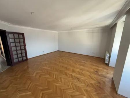 İzmir’in En Prestijli Sitelerinden Tibaş Sitesinde, 7. Katta Yer Alan 130 M² Ferah Daire Kiralık!