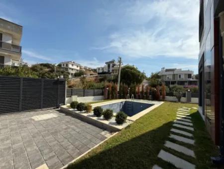 Seferihisar Akarca Elmastaş’ta Deniz Manzaralı, Havuzlu, Köşe Konumlu Müstakil Villa