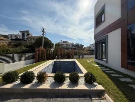 Seferihisar Akarca Elmastaş’ta Deniz Manzaralı, Havuzlu, Köşe Konumlu Müstakil Villa