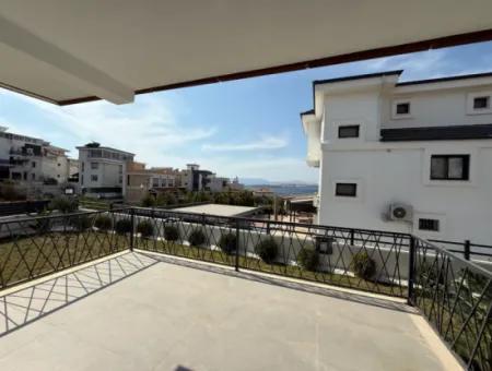 Seferihisar Akarca Elmastaş’ta Deniz Manzaralı, Havuzlu, Köşe Konumlu Müstakil Villa
