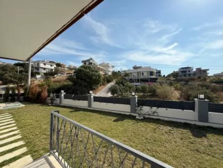 Seferihisar Akarca Elmastaş’ta Deniz Manzaralı, Havuzlu, Köşe Konumlu Müstakil Villa