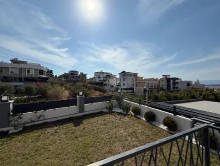 Seferihisar Akarca Elmastaş’ta Deniz Manzaralı, Havuzlu, Köşe Konumlu Müstakil Villa