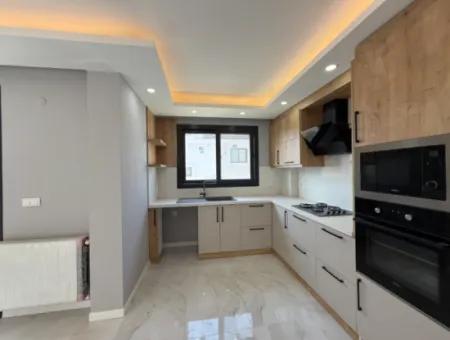 Seferihisar Akarca Elmastaş’ta Deniz Manzaralı, Havuzlu, Köşe Konumlu Müstakil Villa