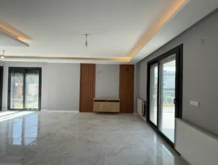 Seferihisar Akarca Elmastaş’ta Deniz Manzaralı, Havuzlu, Köşe Konumlu Müstakil Villa