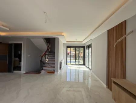 Seferihisar Akarca Elmastaş’ta Deniz Manzaralı, Havuzlu, Köşe Konumlu Müstakil Villa