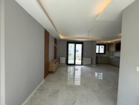 Seferihisar Akarca Elmastaş’ta Deniz Manzaralı, Havuzlu, Köşe Konumlu Müstakil Villa