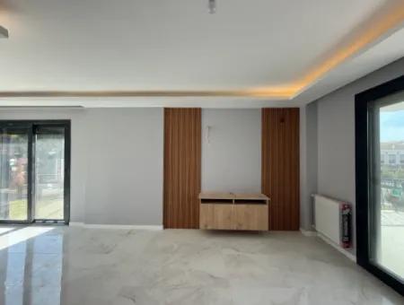 Seferihisar Akarca Elmastaş’ta Deniz Manzaralı, Havuzlu, Köşe Konumlu Müstakil Villa