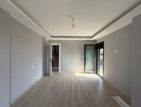 Seferihisar Akarca Elmastaş’ta Deniz Manzaralı, Havuzlu, Köşe Konumlu Müstakil Villa