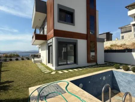 Seferihisar Akarca Elmastaş’ta Deniz Manzaralı, Havuzlu, Köşe Konumlu Müstakil Villa