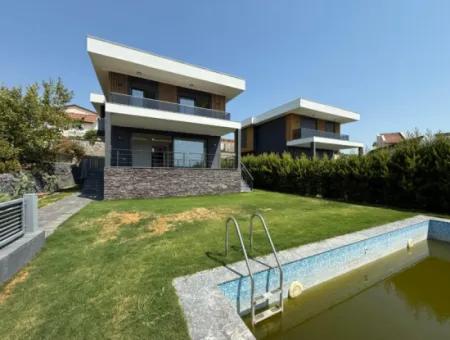 Urla Hekimköy Sitesinde Satılık 5+2 Müstakil Havuzlu Villa