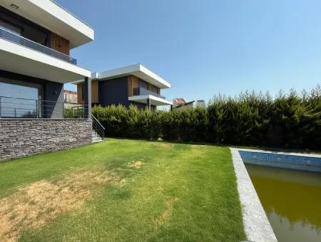 Urla Hekimköy Sitesinde Satılık 5+2 Müstakil Havuzlu Villa