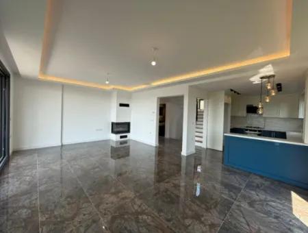 Urla Hekimköy Sitesinde Satılık 5+2 Müstakil Havuzlu Villa