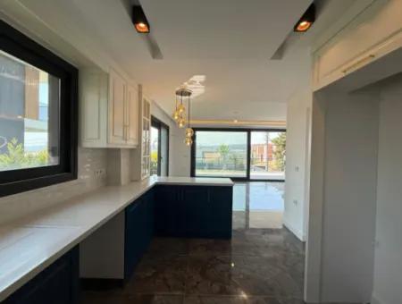 Urla Hekimköy Sitesinde Satılık 5+2 Müstakil Havuzlu Villa