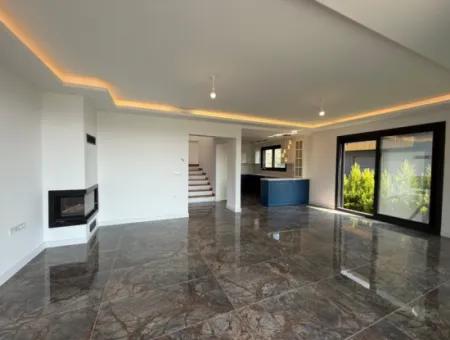 Urla Hekimköy Sitesinde Satılık 5+2 Müstakil Havuzlu Villa