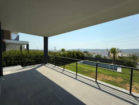 Urla Hekimköy Sitesinde Satılık 5+2 Müstakil Havuzlu Villa