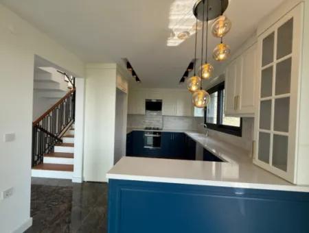 Urla Hekimköy Sitesinde Satılık 5+2 Müstakil Havuzlu Villa