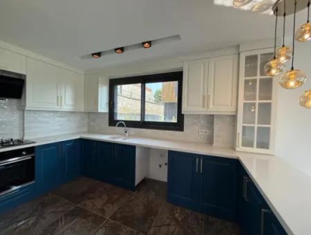 Urla Hekimköy Sitesinde Satılık 5+2 Müstakil Havuzlu Villa