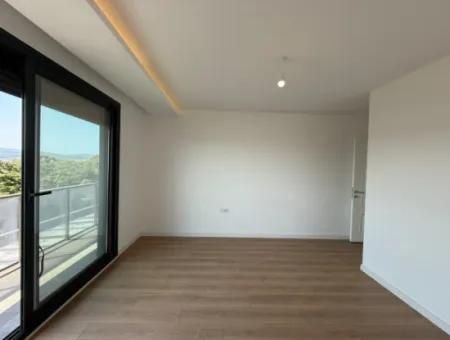 Urla Hekimköy Sitesinde Satılık 5+2 Müstakil Havuzlu Villa
