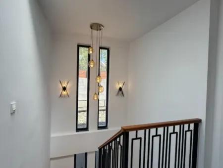 Urla Hekimköy Sitesinde Satılık 5+2 Müstakil Havuzlu Villa