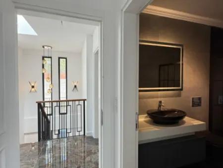 Urla Hekimköy Sitesinde Satılık 5+2 Müstakil Havuzlu Villa