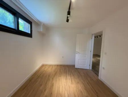 Urla Hekimköy Sitesinde Satılık 5+2 Müstakil Havuzlu Villa