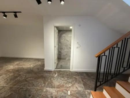 Urla Hekimköy Sitesinde Satılık 5+2 Müstakil Havuzlu Villa