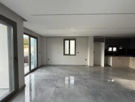 Seferihisar Akarca’da Denize Yürüme Mesafesinde Bahçeli Villa