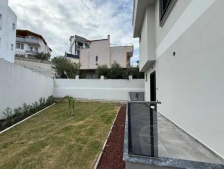 Seferihisar Akarca’da Denize Yürüme Mesafesinde Bahçeli Villa