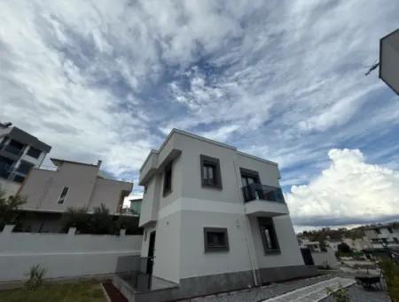 Seferihisar Akarca’da Denize Yürüme Mesafesinde Bahçeli Villa