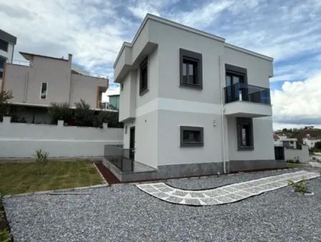 Seferihisar Akarca’da Denize Yürüme Mesafesinde Bahçeli Villa