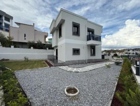 Seferihisar Akarca’da Denize Yürüme Mesafesinde Bahçeli Villa