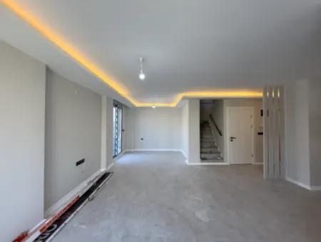Seferihisar Çolakibrahimbey Mahallesi’nde Merkezi Konumda Satılık Villa
