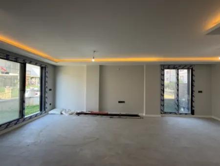 Seferihisar Çolakibrahimbey Mahallesi’nde Merkezi Konumda Satılık Villa